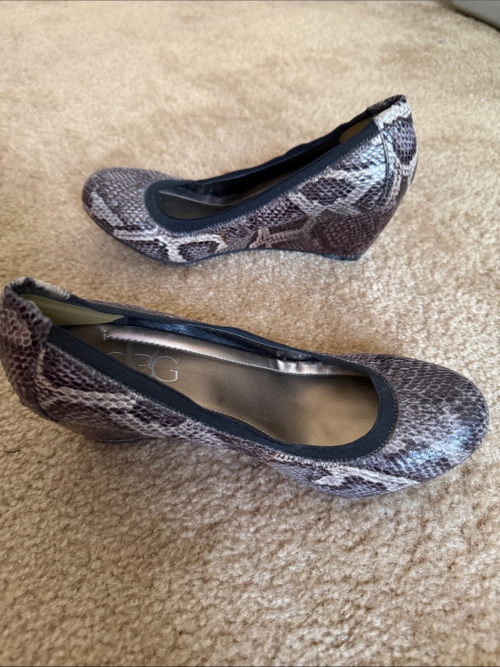 BCBG Paris wedged heel shoes W round toes snake print sz 8 in good condition